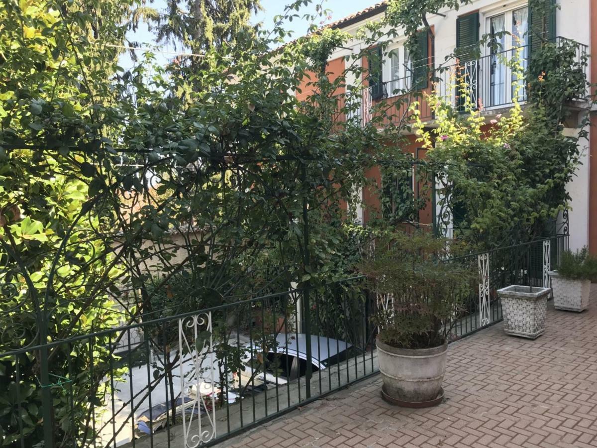 Apartamento Bed & Roses Meni La Morra Exterior foto